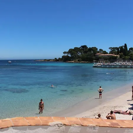 לינה וארוחת בוקר Bessy 10 4*