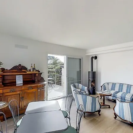 לינה וארוחת בוקר Bessy 10 4*